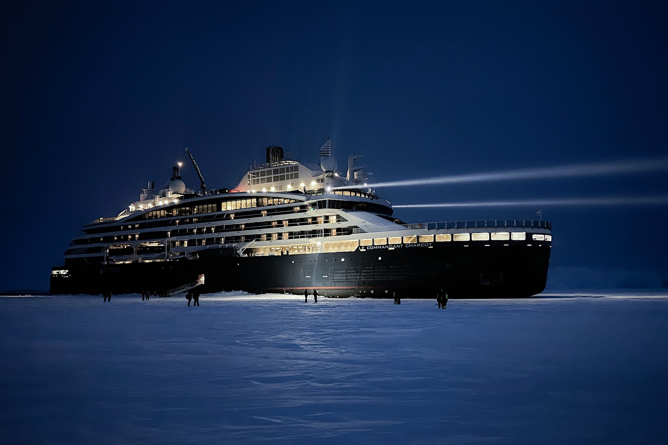 Le Commandant Charcot devant le glacier Mertz, Antarctique