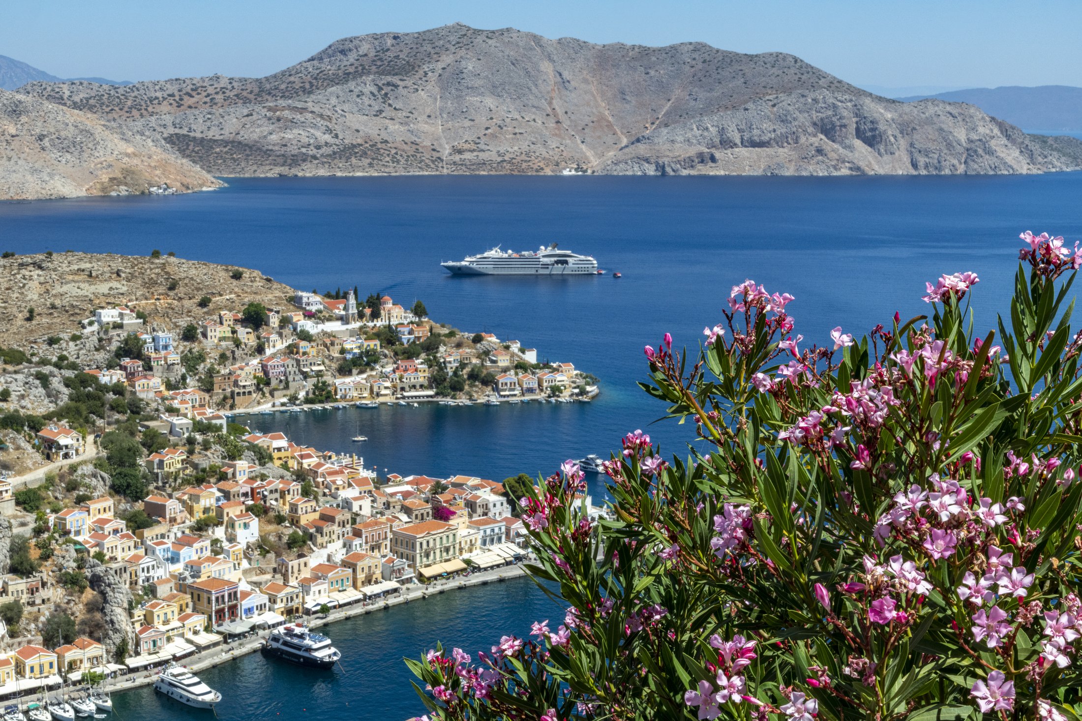 Grèce - Île de Symi, village fleuri et navire PONANT