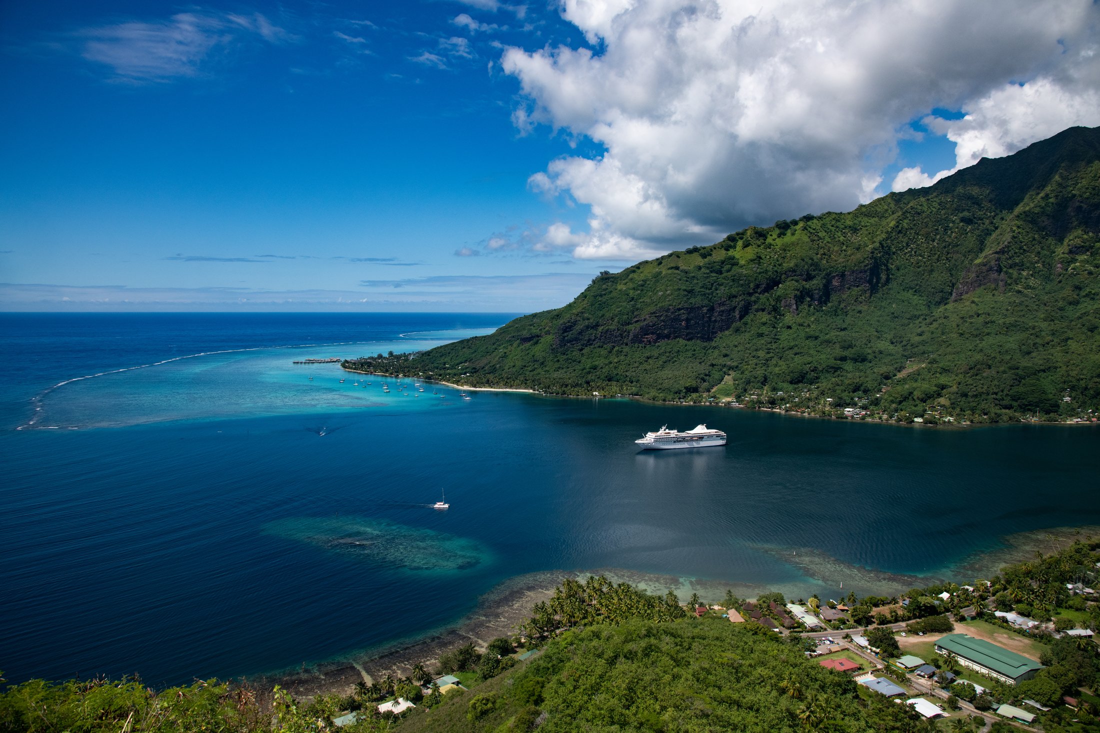 Paysages de Moorea avec montagnes verdoyantes