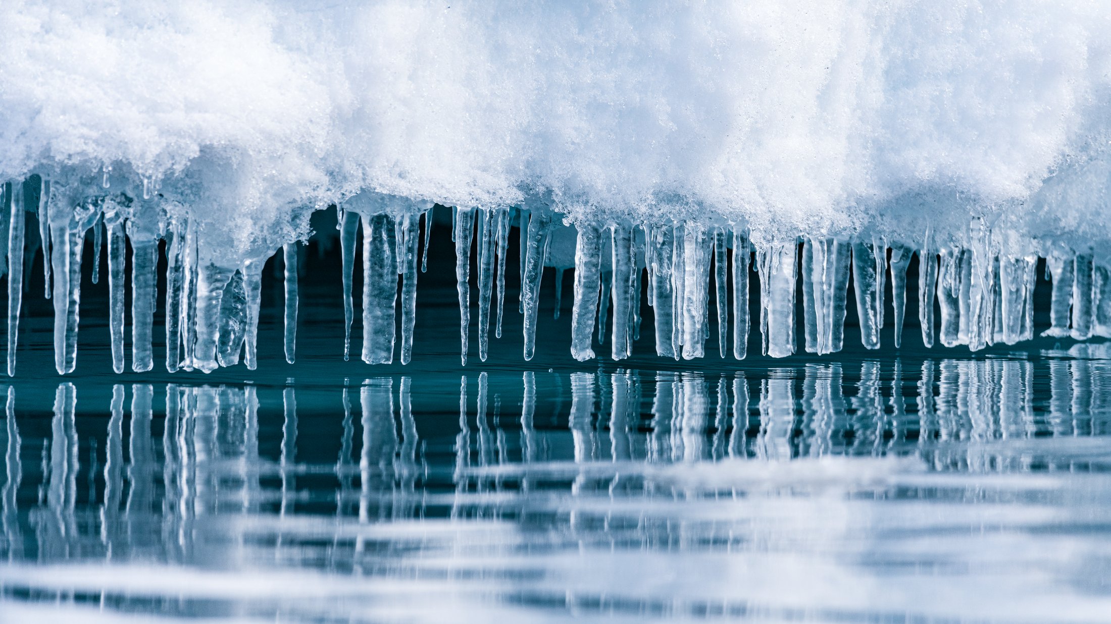 Stalactites de glace au Groenland Nord-Est - Arctique